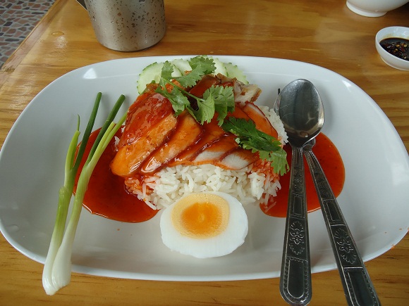 Красная свинина приготовленная на барбекю под красным соусом с рисом