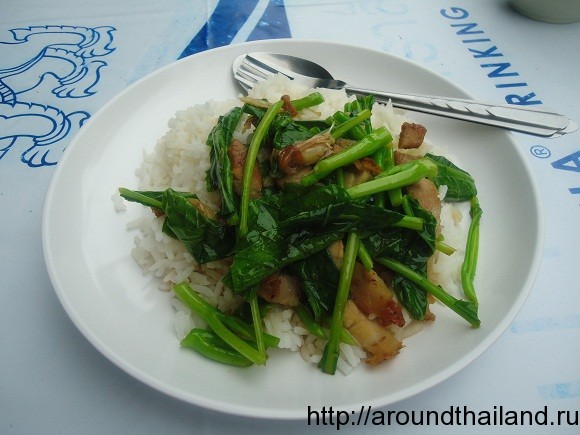 Пад ка-на муу-гроп тайское блюдо Пад ка-на муу-гроп тайское блюдо