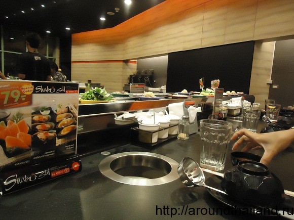 А вон там едет еда