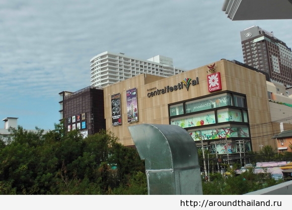 из окна отеля виден Central Festival