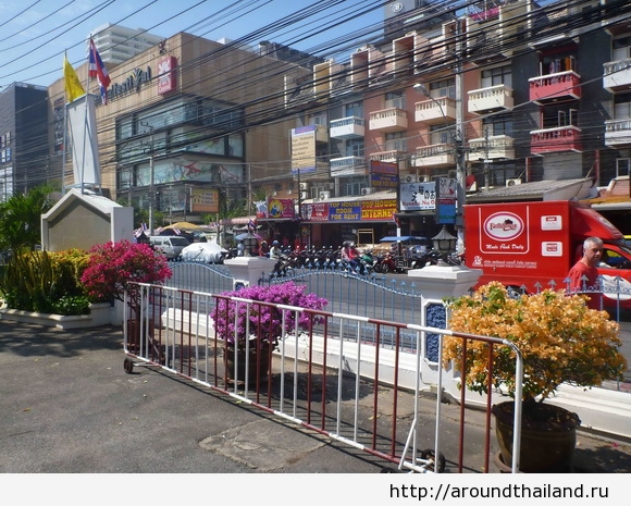 территория отеля,  выход на Second Road 