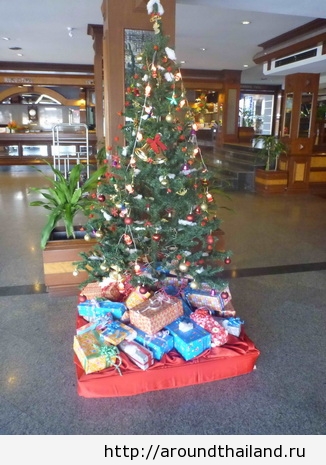 холл отеля, за елкой ресепшн