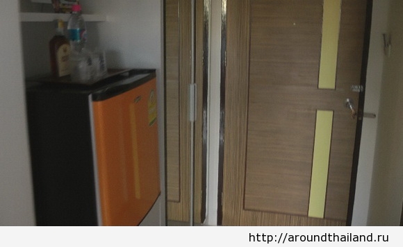 Холодильник, шкаф с зеркальными дверцами