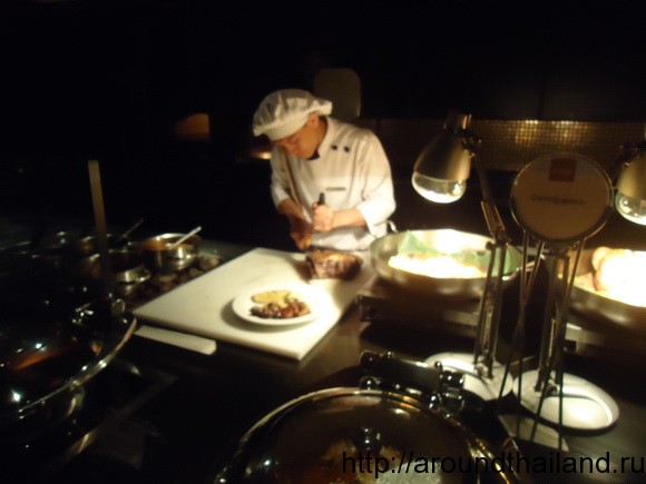 Шеф, режет мясо Шеф, режет мясо