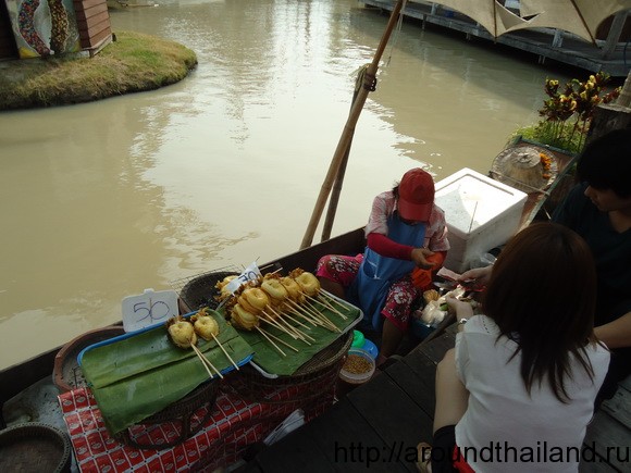Кальмары на плавучем рынке Кальмары на плавучем рынке