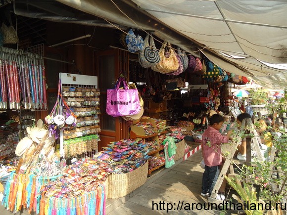 Товары на плавучем рынке Товары на плавучем рынке