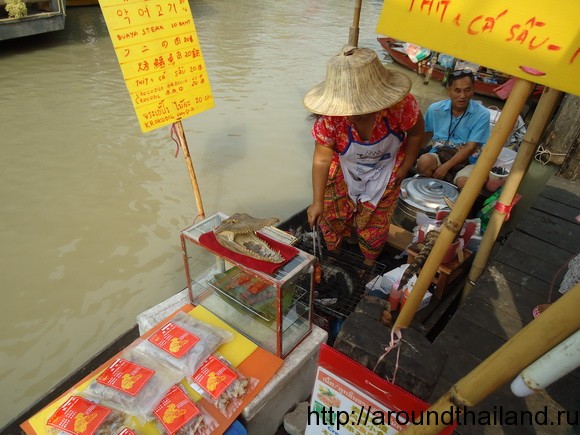 Крокодилы на плавучем рынке Крокодилы на плавучем рынке
