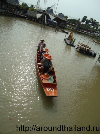 Прогулка на лодках на плавучем рынке Прогулка на лодках на плавучем рынке