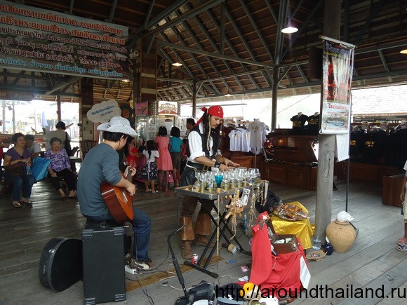Выступления Джека воробья на плавучем рынке в Таиланде Выступления Джека воробья на плавучем рынке в Таиланде