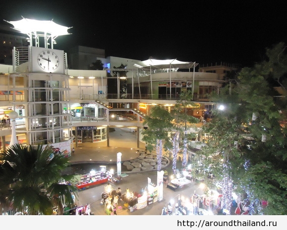 Ночной рынок возле The Avenue в Паттайе Ночной рынок возле The Avenue в Паттайе