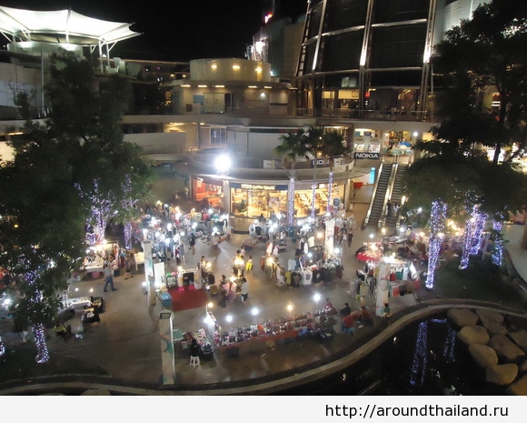 Ночной рынок возле торогового центра Avenue Ночной рынок возле торогового центра Avenue