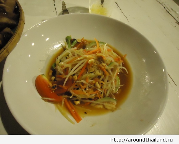 Папая салат на рынке Cicada в Хуа Хине Папая салат на рынке Cicada в Хуа Хине