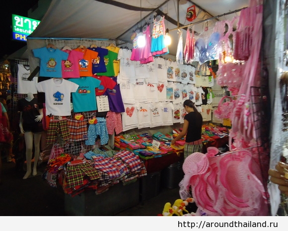 Футболки на ночном рынке в Хуа Хине