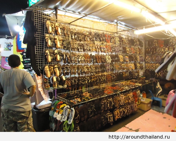 Тапочки на ночном рынке в Хуа Хине