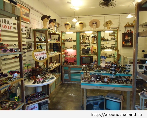 Бутик солнцезащитных очков в Арт стиле в Хуа Хине