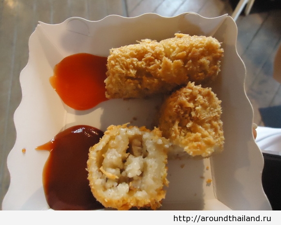 Тайское блюдо на деревянном рынке в Хуа Хине