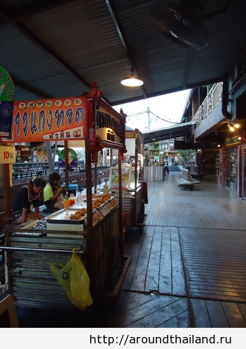 Макашницы на рынке в Хуа Хине