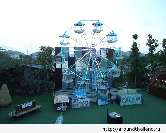 Карусель на рынке в Plearnwan