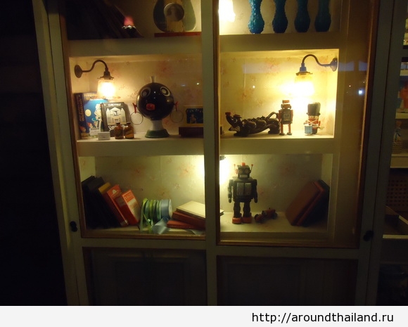 Старая полка с игрушками на деревянном рынке