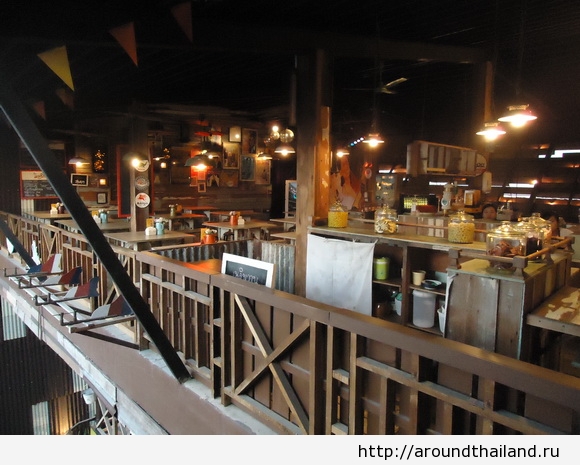 Кафе на деревянном рынке в Хуа Хине