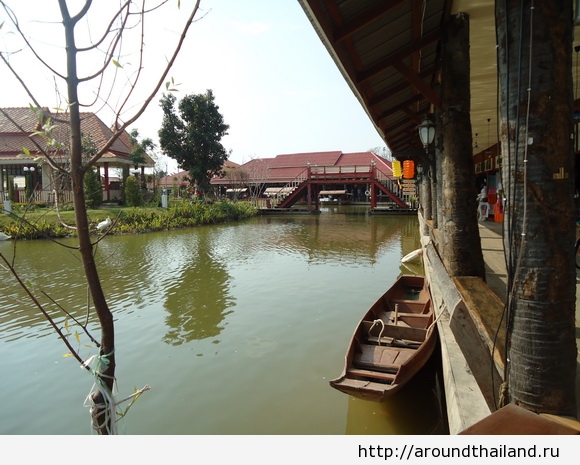 Катание на лодках вокруг плавучего рынка в Хуа Хине Катание на лодках вокруг плавучего рынка в Хуа Хине