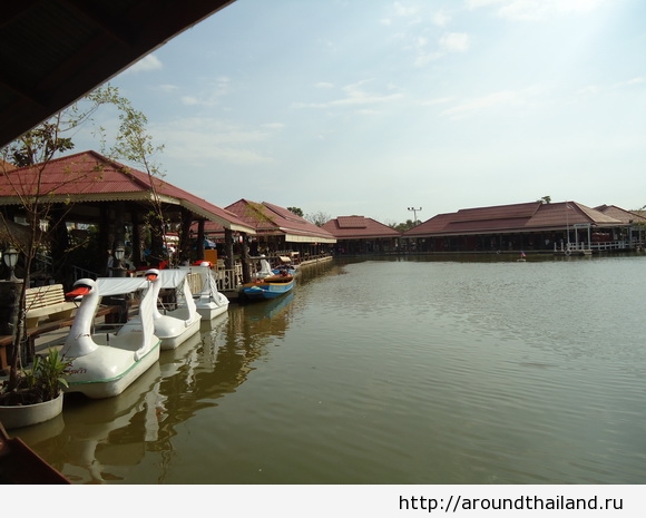 Катамаран в аренду на плавучем рынке в Хуа Хине Катамаран в аренду на плавучем рынке в Хуа Хине