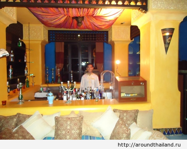 Мастер по кальяну в марокканском ресторане