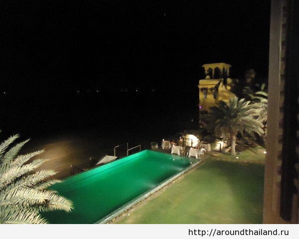 Вид на море и бассейн из кальянной комнаты