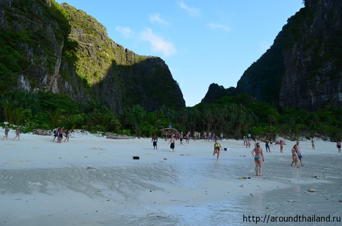 Люди на пляже Майя на острове Пхи-Пхи лей