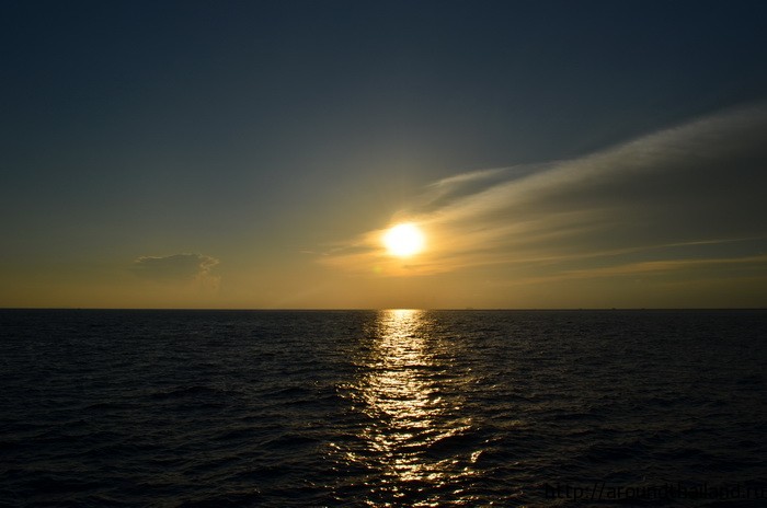 Закат в море возле островов Пхи-Пхи