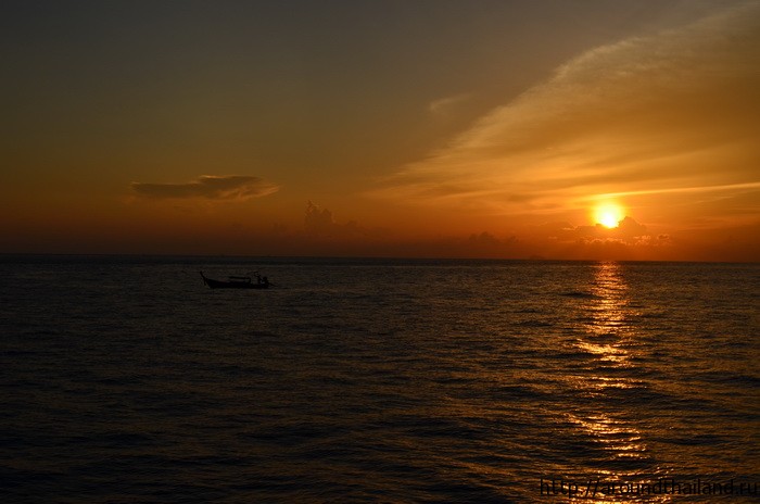 Закат в море возле островов Пхи-Пхи