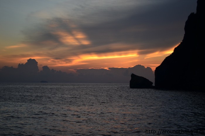 Закат в море возле островов Пхи-Пхи