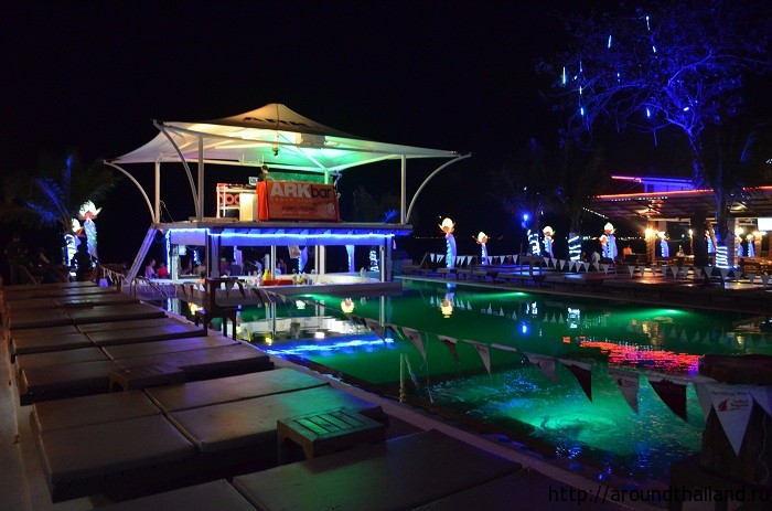 Бассейн в ARK bar, пляж Чавенга Бассейн в ARK bar, пляж Чавенга