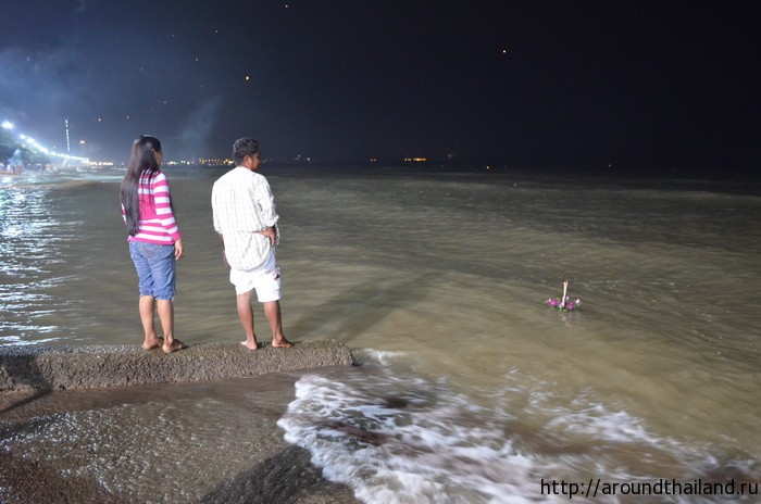 Пара отпустила свой кратонг в море Пара отпустила свой кратонг в море