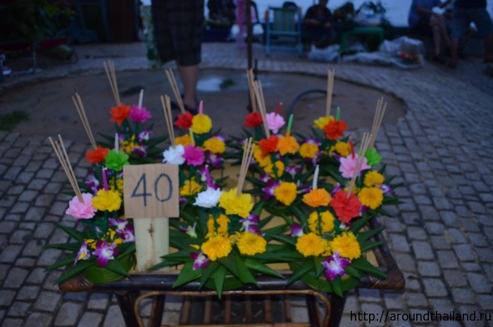 Кратонги из банановых листьев и цветов Кратонги из банановых листьев и цветов