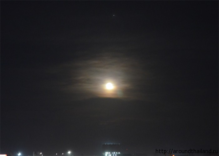 Лой Кратонг - полная луна Лой Кратонг - полная луна