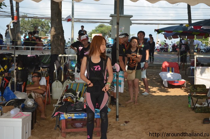 Японка готовится к гонкам