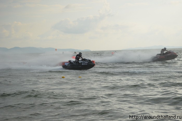 Гонка на больших аквабайках