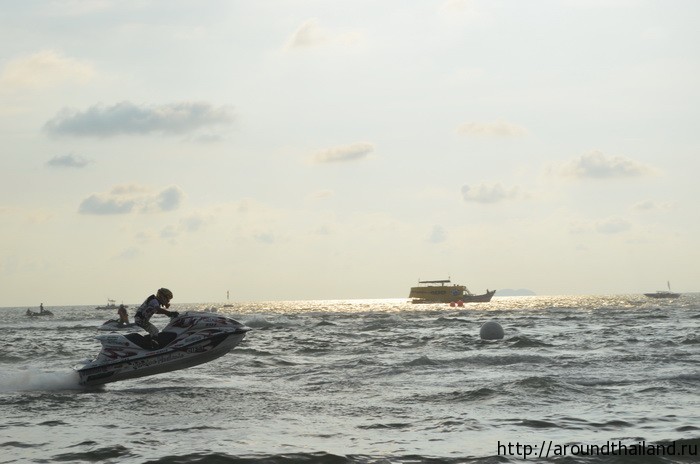 Он не плывет, а летит