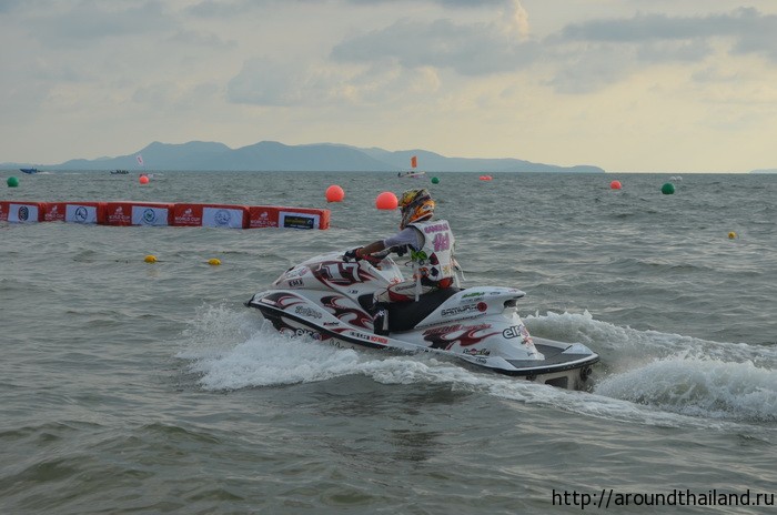 Покидает трассу