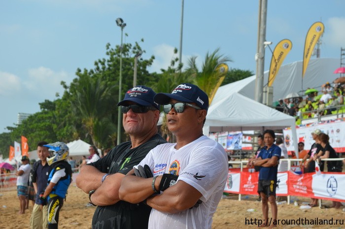 Суровые тренера следят за гонками