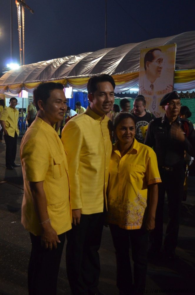 Мэр города дает фотосессию