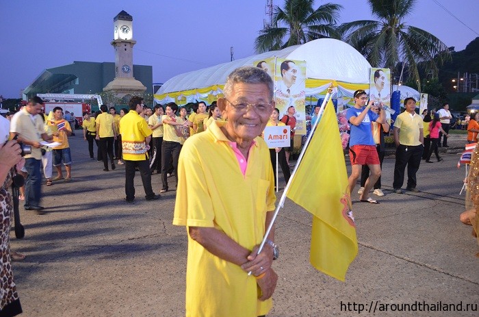 Дедушка пришел поздравить Короля
