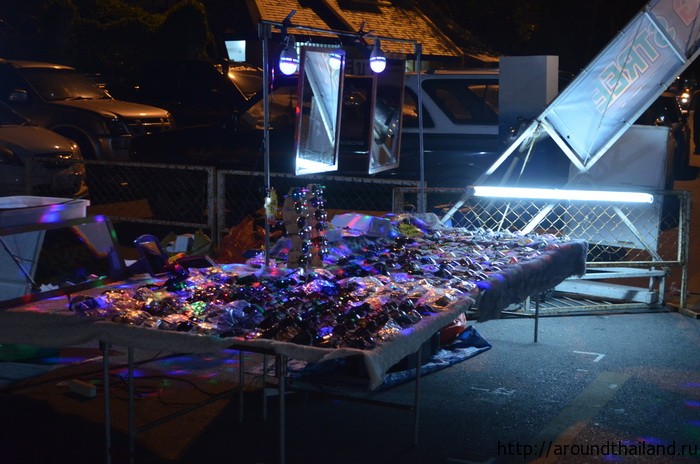 Очки на ночном рынке в Банг Сен