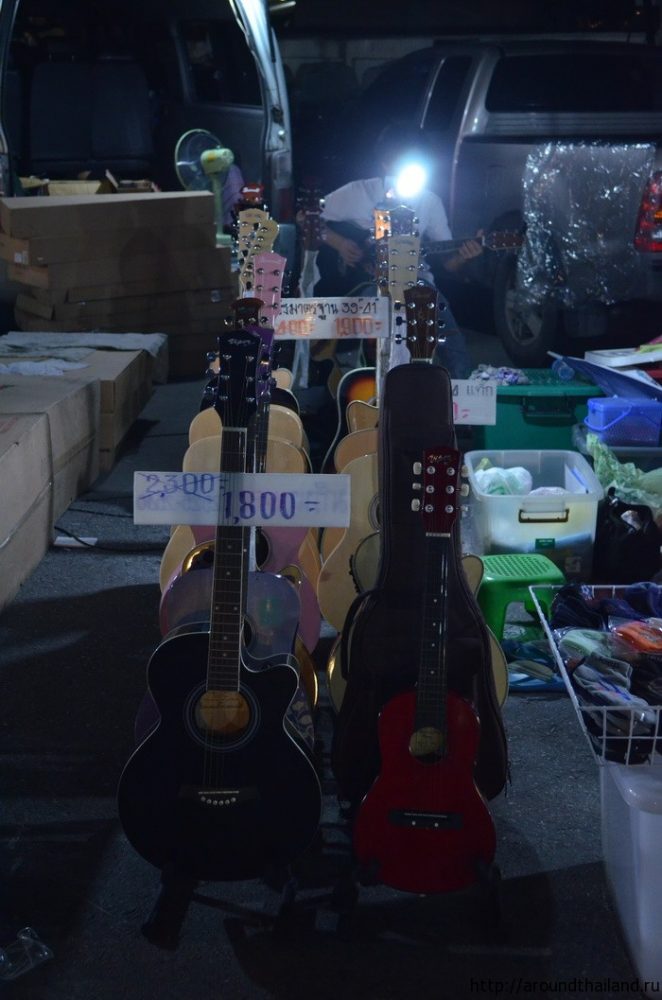 Гитары на рынке в Банг Сен