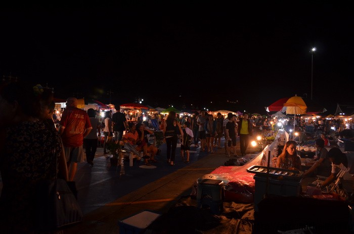 Ночной рынок в Банг Сен полон людей