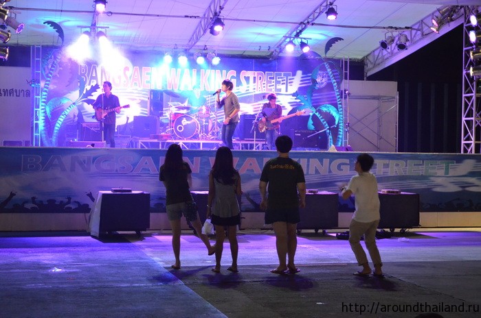 Ребята танцуют местные танцы