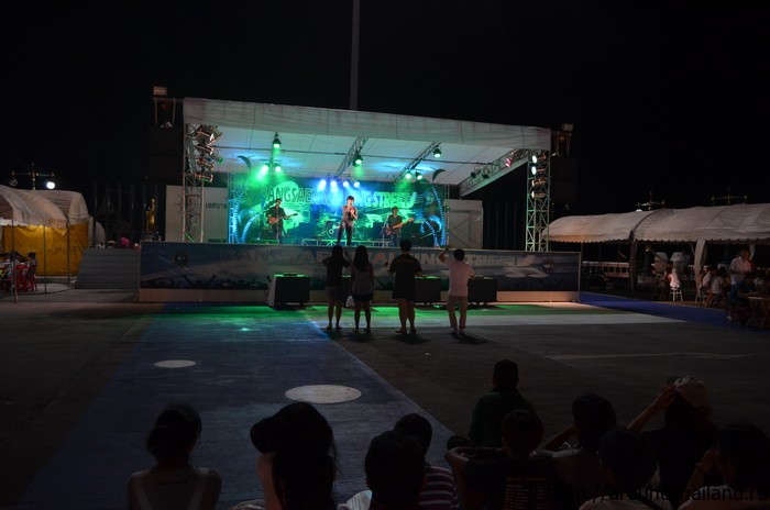 Смотрим на танцоров