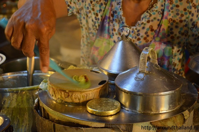 Бабуля лепит какие-то интересные штуки