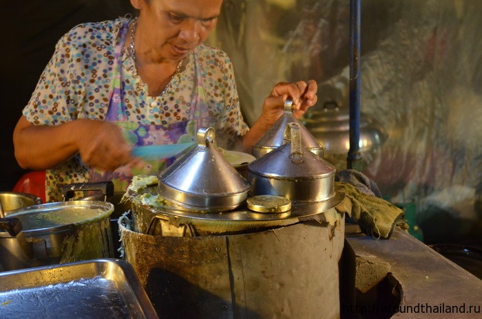 Бабуля лепит какие-то интересные штуки